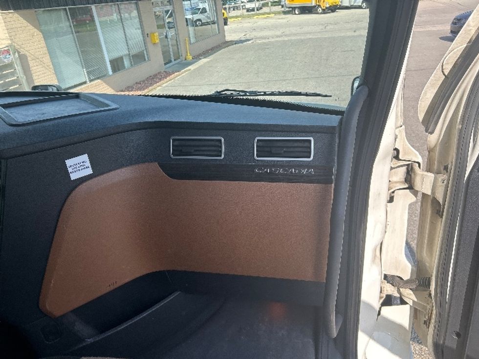 Sleeper Tractor-Heavy Duty Tractors-Freightliner-2020-T12664ST-Lansing-MI-537,683\n\t\tmiles-$ 58,500 - Image 14