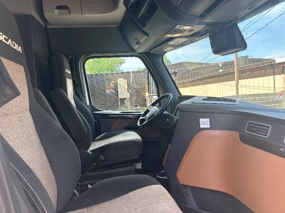 Sleeper Tractor-Heavy Duty Tractors-Freightliner-2020-T12664ST-Lansing-MI-537,683\n\t\tmiles-$ 58,500 - Image 15