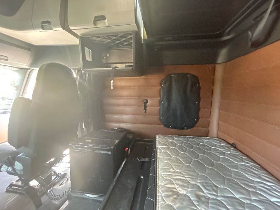 Sleeper Tractor-Heavy Duty Tractors-Freightliner-2020-T12664ST-Lansing-MI-537,683\n\t\tmiles-$ 58,500 - Image 18