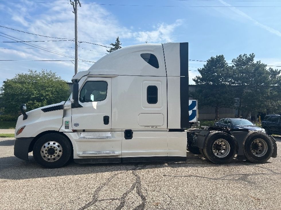 Sleeper Tractor-Heavy Duty Tractors-Freightliner-2020-T12664ST-Lansing-MI-537,683\n\t\tmiles-$ 58,500 - Image 4