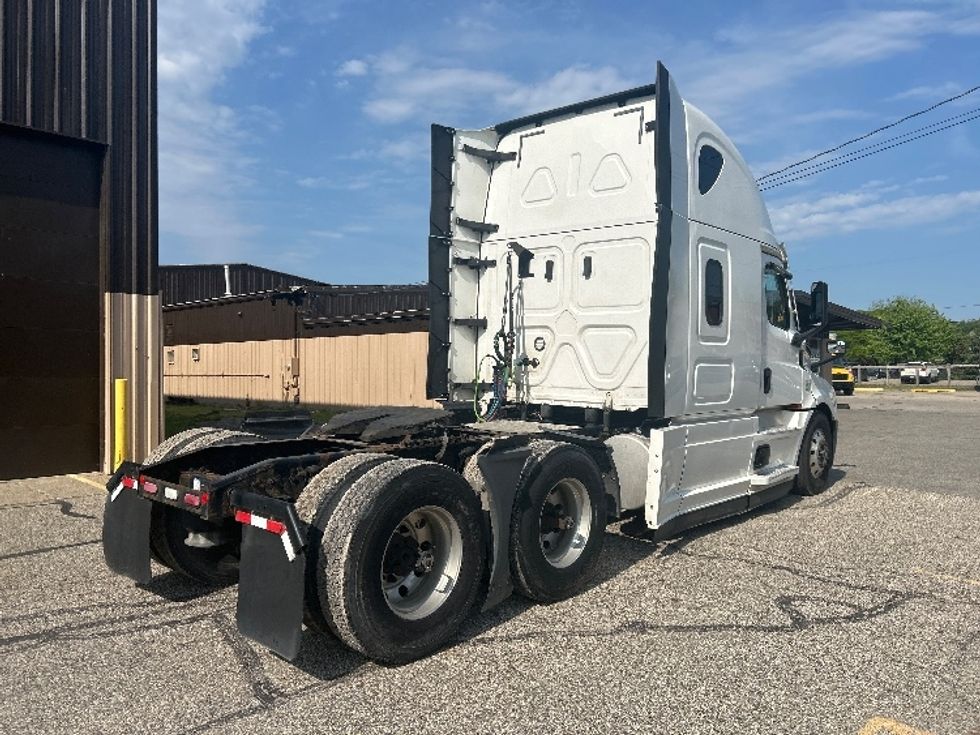 Sleeper Tractor-Heavy Duty Tractors-Freightliner-2020-T12664ST-Lansing-MI-537,683\n\t\tmiles-$ 58,500 - Image 7