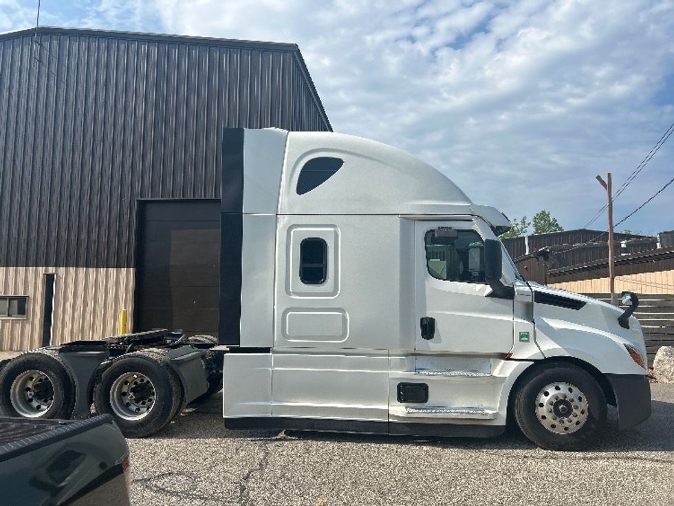 Sleeper Tractor-Heavy Duty Tractors-Freightliner-2020-T12664ST-Lansing-MI-537,683\n\t\tmiles-$ 58,500 - Image 8