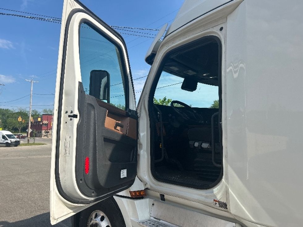 Sleeper Tractor-Heavy Duty Tractors-Freightliner-2020-T12664ST-Lansing-MI-537,683\n\t\tmiles-$ 58,500 - Image 9