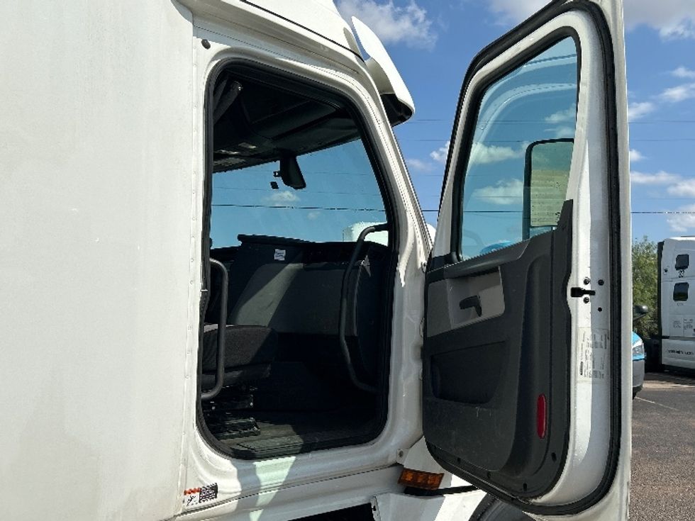 Sleeper Tractor-Heavy Duty Tractors-Freightliner-2020-T12664ST-Laredo-TX-473,258\n\t\tmiles-$ 67,000 - Image 13