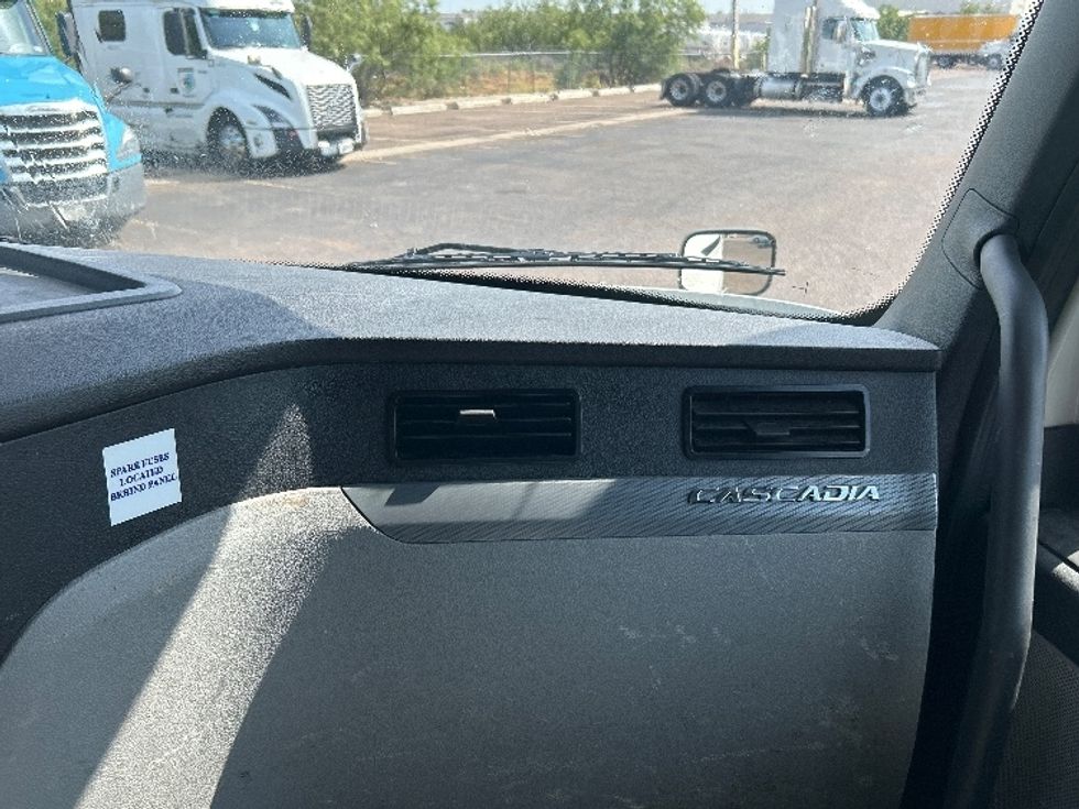 Sleeper Tractor-Heavy Duty Tractors-Freightliner-2020-T12664ST-Laredo-TX-473,258\n\t\tmiles-$ 67,000 - Image 14