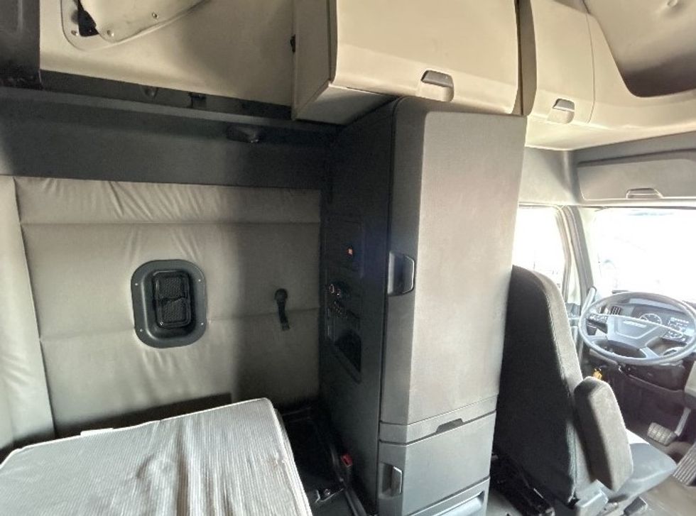 Sleeper Tractor-Heavy Duty Tractors-Freightliner-2020-T12664ST-Laredo-TX-473,258\n\t\tmiles-$ 67,000 - Image 18