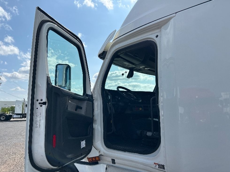 Sleeper Tractor-Heavy Duty Tractors-Freightliner-2020-T12664ST-Laredo-TX-473,258\n\t\tmiles-$ 67,000 - Image 9