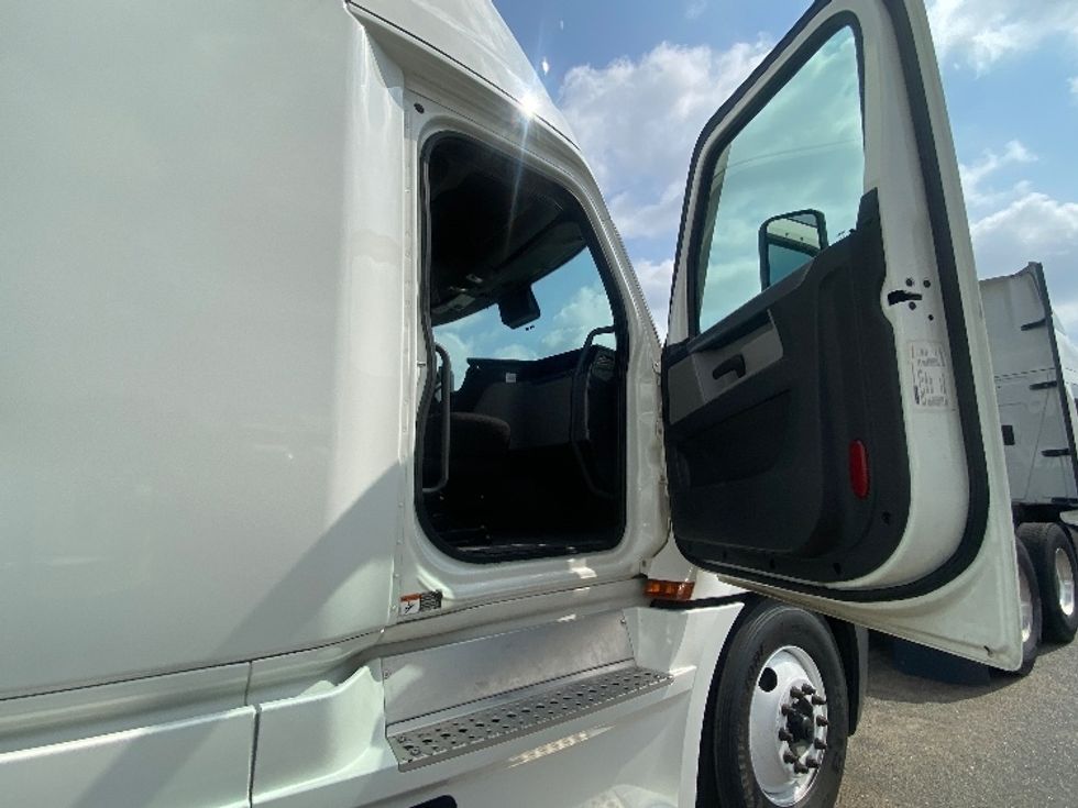 Sleeper Tractor-Heavy Duty Tractors-Freightliner-2020-T12664ST-Laredo-TX-519,240\n\t\tmiles-$ 63,750 - Image 13