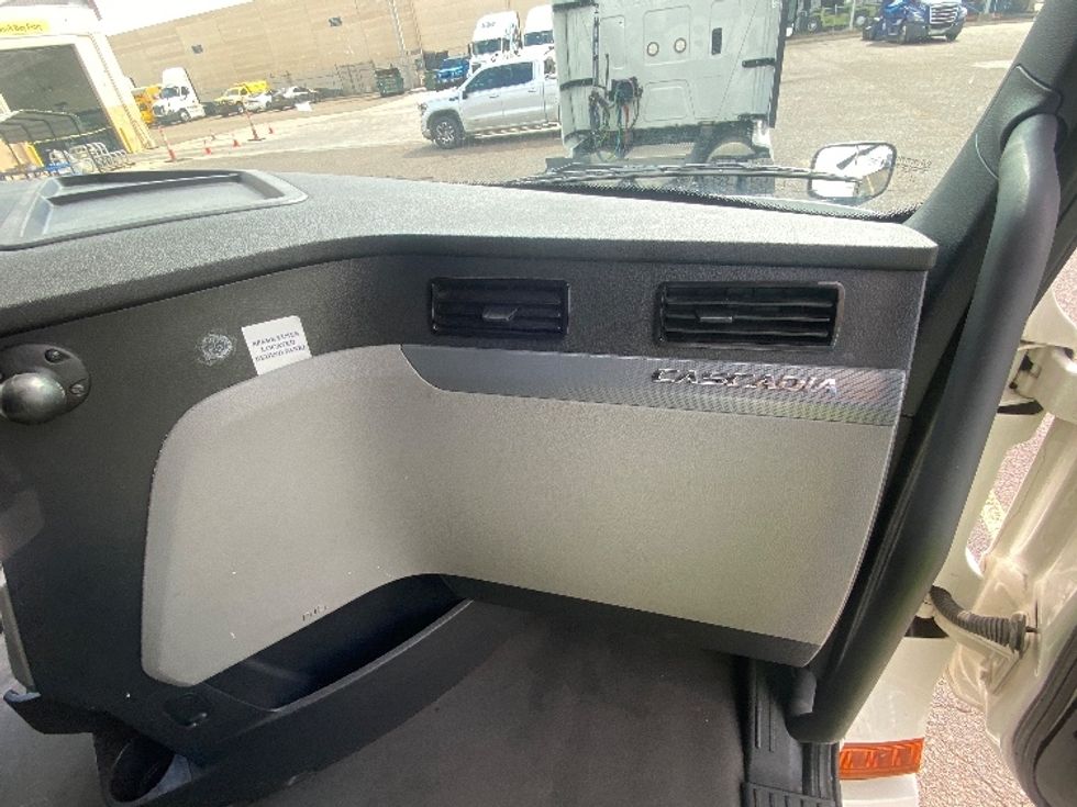 Sleeper Tractor-Heavy Duty Tractors-Freightliner-2020-T12664ST-Laredo-TX-519,240\n\t\tmiles-$ 63,750 - Image 14