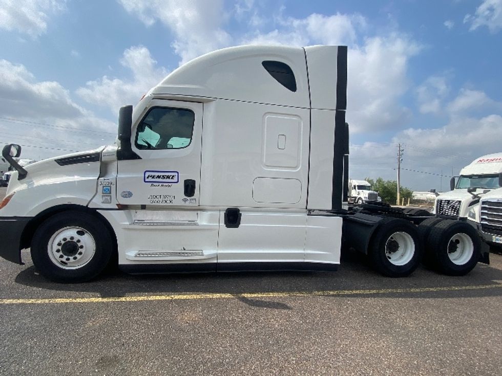 Sleeper Tractor-Heavy Duty Tractors-Freightliner-2020-T12664ST-Laredo-TX-519,240\n\t\tmiles-$ 63,750 - Image 4