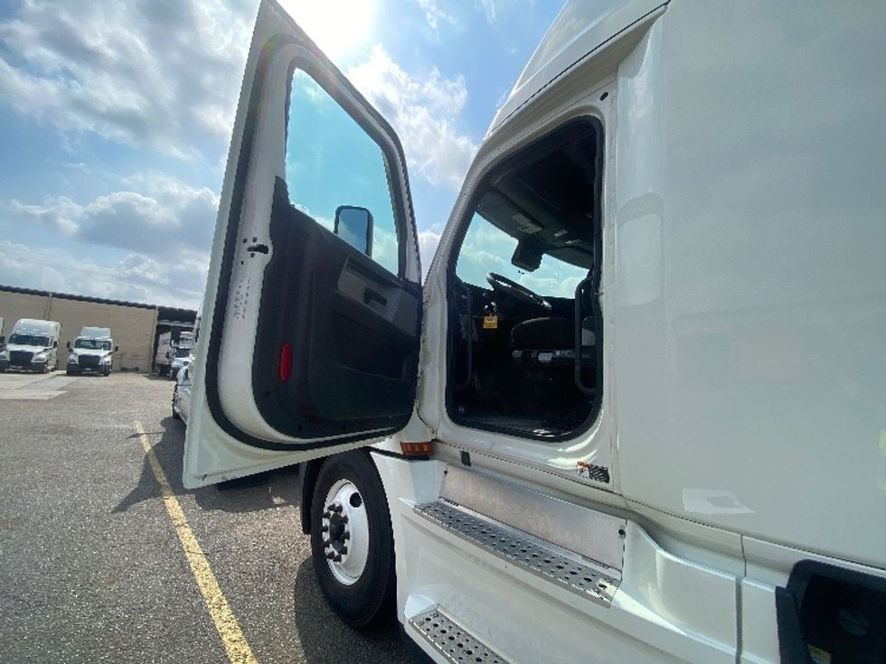 Sleeper Tractor-Heavy Duty Tractors-Freightliner-2020-T12664ST-Laredo-TX-519,240\n\t\tmiles-$ 63,750 - Image 9