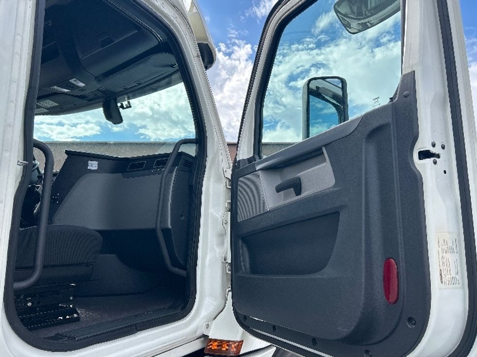 Sleeper Tractor-Heavy Duty Tractors-Freightliner-2020-T12664ST-Las Vegas-NV-311,960\n\t\tmiles-$ 81,250 - Image 13