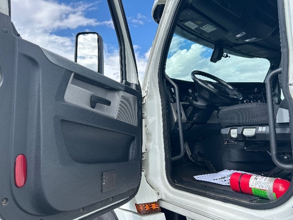 Sleeper Tractor-Heavy Duty Tractors-Freightliner-2020-T12664ST-Las Vegas-NV-311,960\n\t\tmiles-$ 81,250 - Image 9