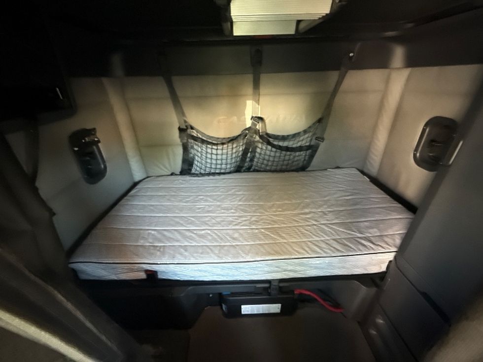 Sleeper Tractor-Heavy Duty Tractors-Freightliner-2020-T12664ST-Las Vegas-NV-627,185\n\t\tmiles-$ 56,000 - Image 17