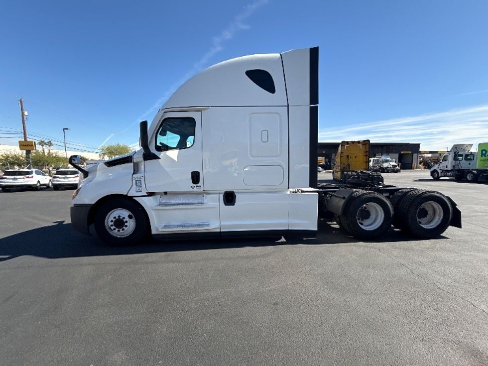 Sleeper Tractor-Heavy Duty Tractors-Freightliner-2020-T12664ST-Las Vegas-NV-627,185\n\t\tmiles-$ 56,000 - Image 4