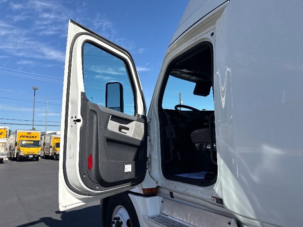 Sleeper Tractor-Heavy Duty Tractors-Freightliner-2020-T12664ST-Las Vegas-NV-627,185\n\t\tmiles-$ 56,000 - Image 9