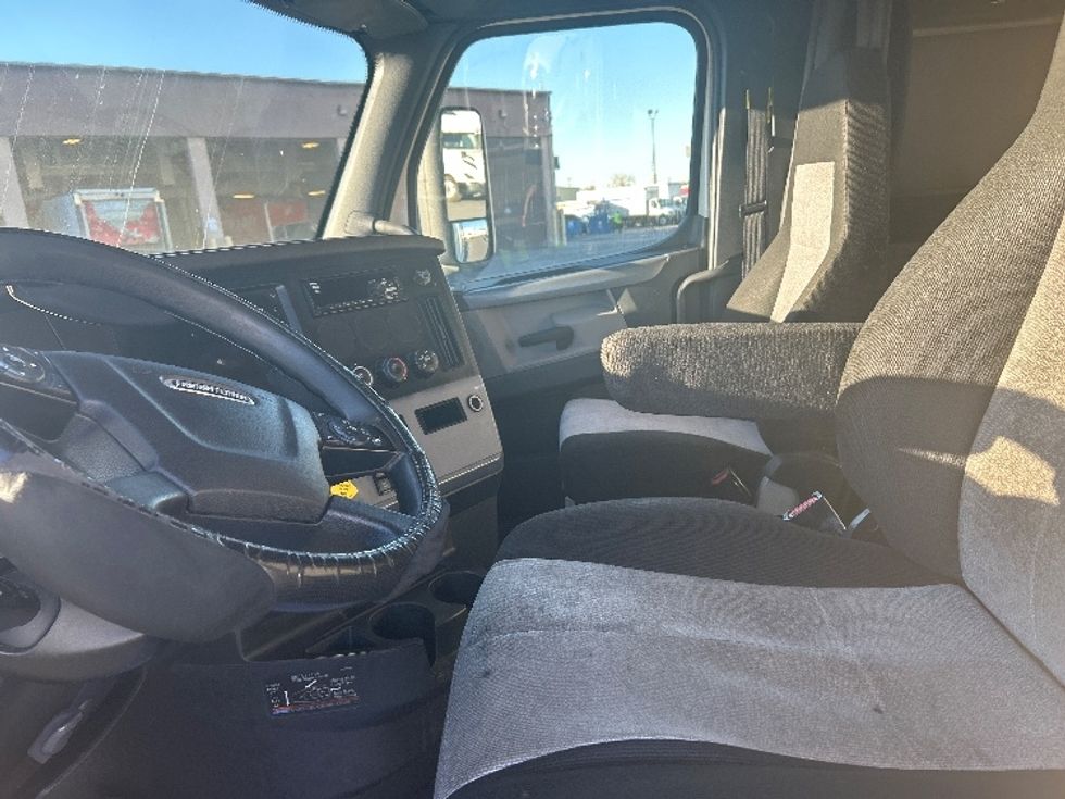 Sleeper Tractor-Heavy Duty Tractors-Freightliner-2020-T12664ST-Las Vegas-NV-687,618\n\t\tmiles-$ 47,250 - Image 10
