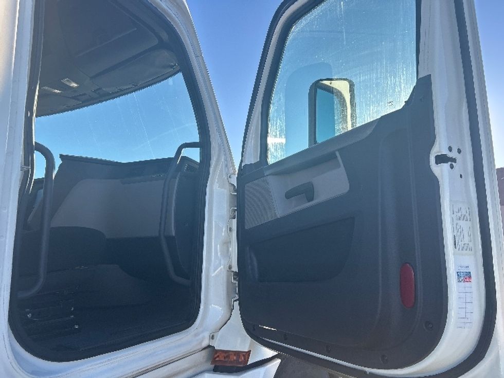 Sleeper Tractor-Heavy Duty Tractors-Freightliner-2020-T12664ST-Las Vegas-NV-687,618\n\t\tmiles-$ 47,250 - Image 13