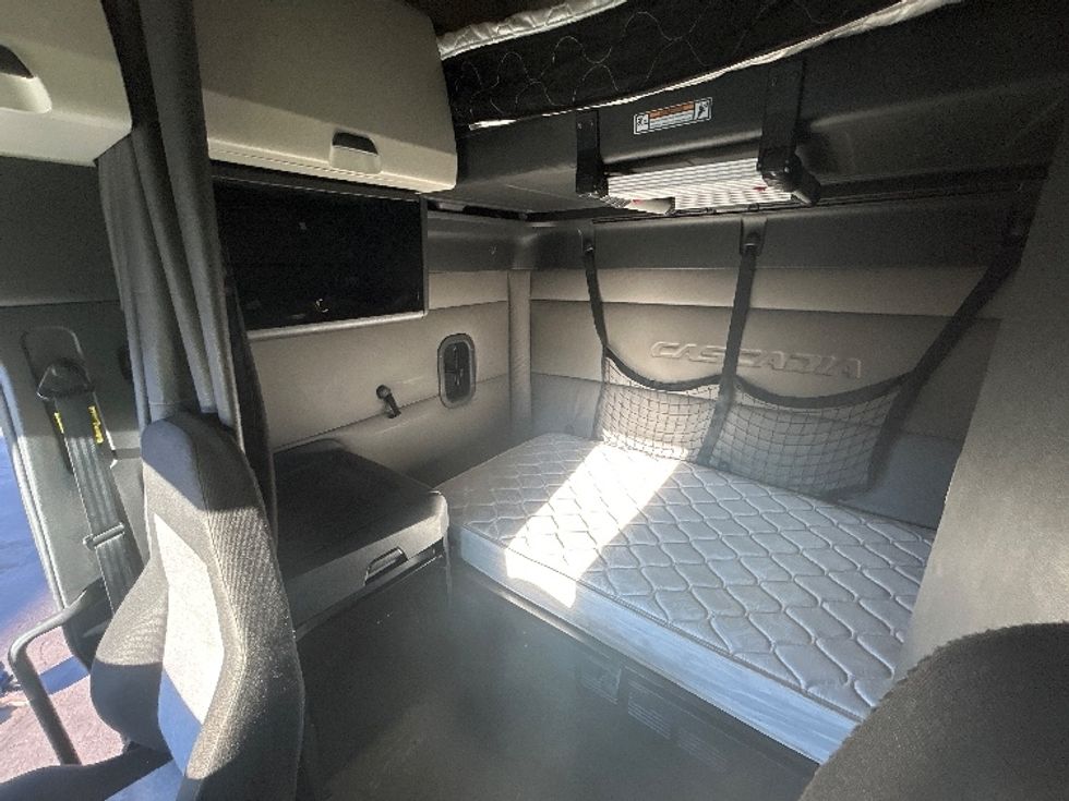 Sleeper Tractor-Heavy Duty Tractors-Freightliner-2020-T12664ST-Las Vegas-NV-687,618\n\t\tmiles-$ 47,250 - Image 19