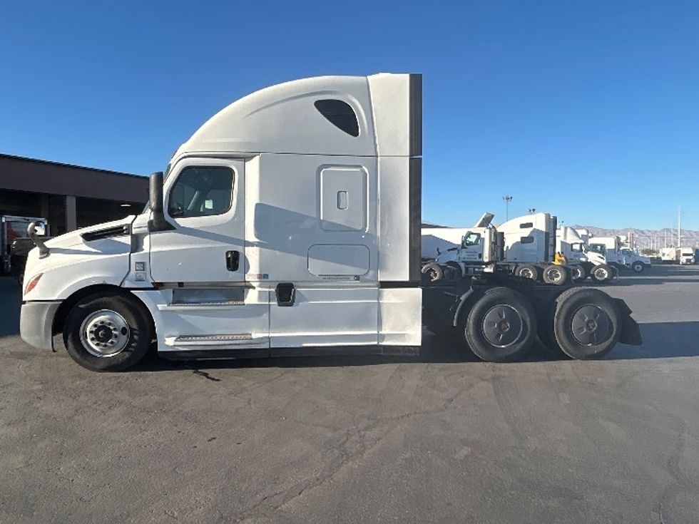 Sleeper Tractor-Heavy Duty Tractors-Freightliner-2020-T12664ST-Las Vegas-NV-687,618\n\t\tmiles-$ 47,250 - Image 4