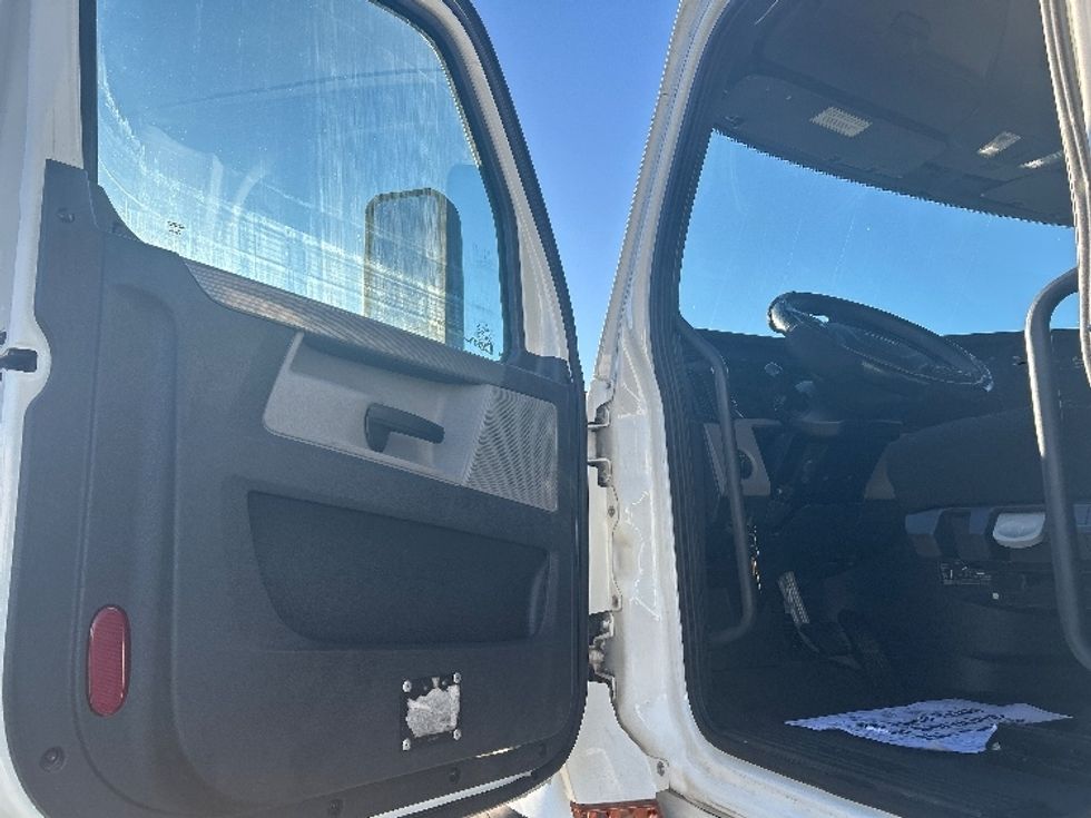 Sleeper Tractor-Heavy Duty Tractors-Freightliner-2020-T12664ST-Las Vegas-NV-687,618\n\t\tmiles-$ 47,250 - Image 9