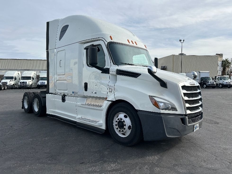 Sleeper Tractor-Heavy Duty Tractors-Freightliner-2020-T12664ST-Las Vegas-NV-739,483\n\t\tmiles-$ 43,000 - Image 1