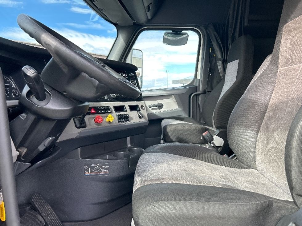 Sleeper Tractor-Heavy Duty Tractors-Freightliner-2020-T12664ST-Las Vegas-NV-739,483\n\t\tmiles-$ 43,000 - Image 10