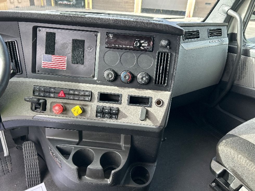 Sleeper Tractor-Heavy Duty Tractors-Freightliner-2020-T12664ST-Las Vegas-NV-739,483\n\t\tmiles-$ 43,000 - Image 12