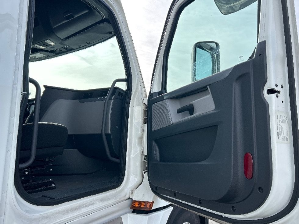 Sleeper Tractor-Heavy Duty Tractors-Freightliner-2020-T12664ST-Las Vegas-NV-739,483\n\t\tmiles-$ 43,000 - Image 13