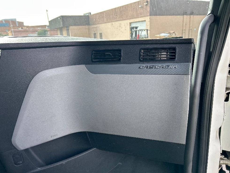 Sleeper Tractor-Heavy Duty Tractors-Freightliner-2020-T12664ST-Las Vegas-NV-739,483\n\t\tmiles-$ 43,000 - Image 14