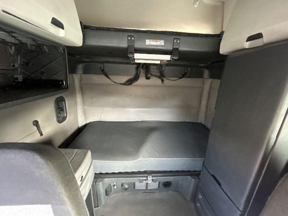 Sleeper Tractor-Heavy Duty Tractors-Freightliner-2020-T12664ST-Las Vegas-NV-739,483\n\t\tmiles-$ 43,000 - Image 16