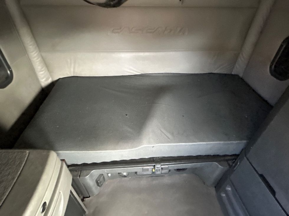 Sleeper Tractor-Heavy Duty Tractors-Freightliner-2020-T12664ST-Las Vegas-NV-739,483\n\t\tmiles-$ 43,000 - Image 17