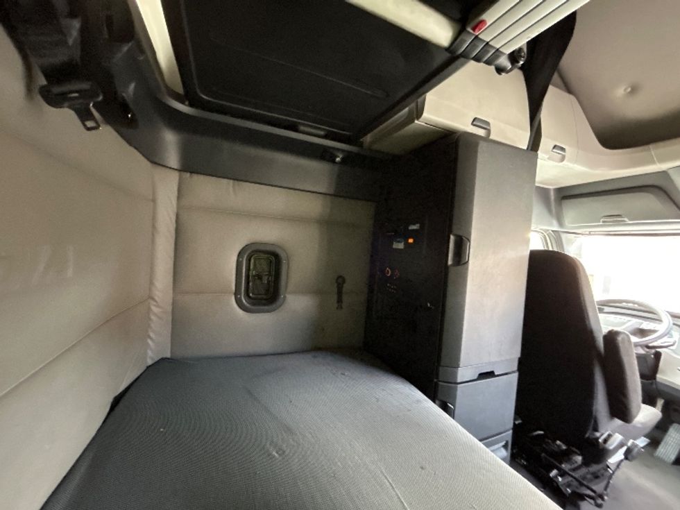 Sleeper Tractor-Heavy Duty Tractors-Freightliner-2020-T12664ST-Las Vegas-NV-739,483\n\t\tmiles-$ 43,000 - Image 18