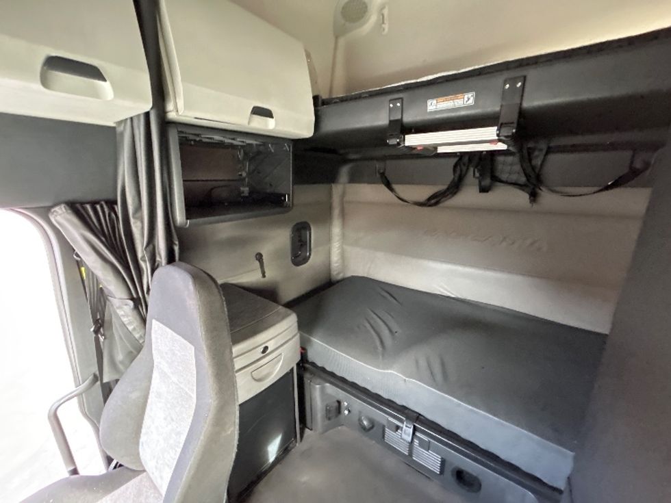 Sleeper Tractor-Heavy Duty Tractors-Freightliner-2020-T12664ST-Las Vegas-NV-739,483\n\t\tmiles-$ 43,000 - Image 19