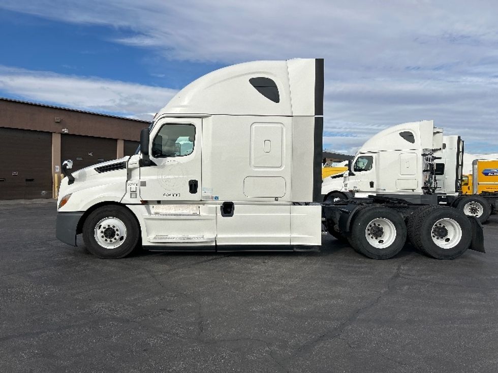 Sleeper Tractor-Heavy Duty Tractors-Freightliner-2020-T12664ST-Las Vegas-NV-739,483\n\t\tmiles-$ 43,000 - Image 4