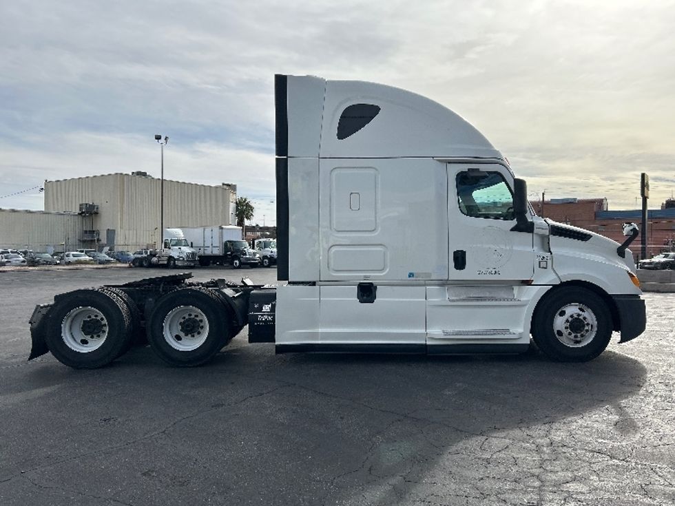 Sleeper Tractor-Heavy Duty Tractors-Freightliner-2020-T12664ST-Las Vegas-NV-739,483\n\t\tmiles-$ 43,000 - Image 8