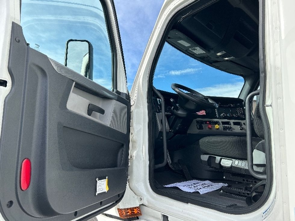 Sleeper Tractor-Heavy Duty Tractors-Freightliner-2020-T12664ST-Las Vegas-NV-739,483\n\t\tmiles-$ 43,000 - Image 9