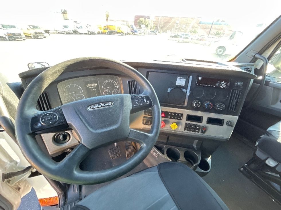 Sleeper Tractor-Heavy Duty Tractors-Freightliner-2020-T12664ST-Las Vegas-NV-767,149\n\t\tmiles-$ 38,750 - Image 11