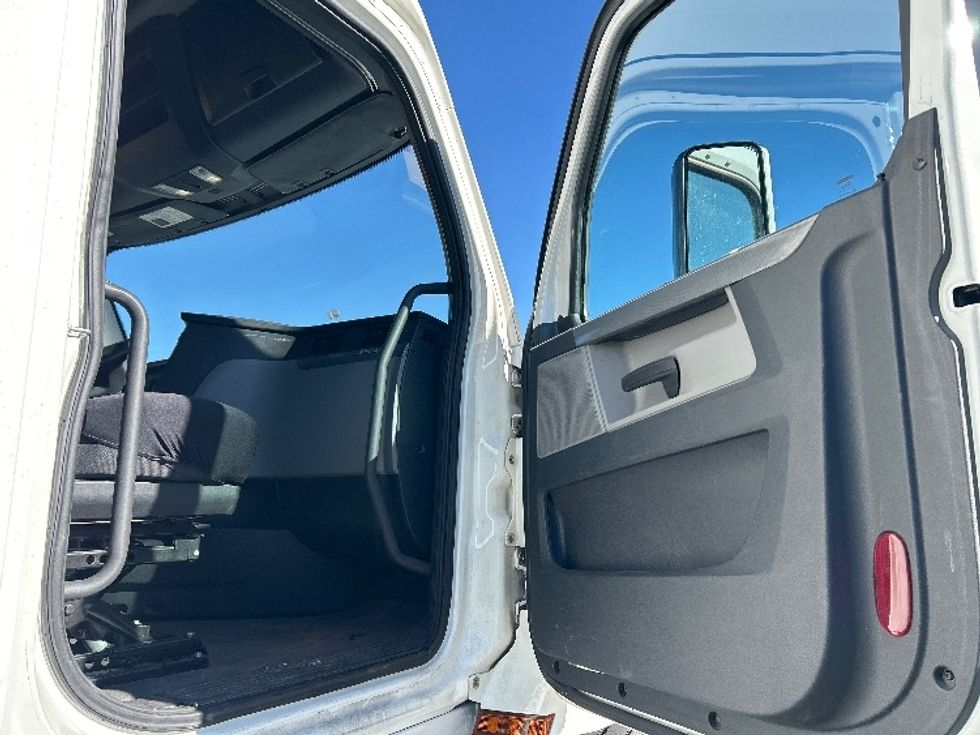 Sleeper Tractor-Heavy Duty Tractors-Freightliner-2020-T12664ST-Las Vegas-NV-767,149\n\t\tmiles-$ 38,750 - Image 13