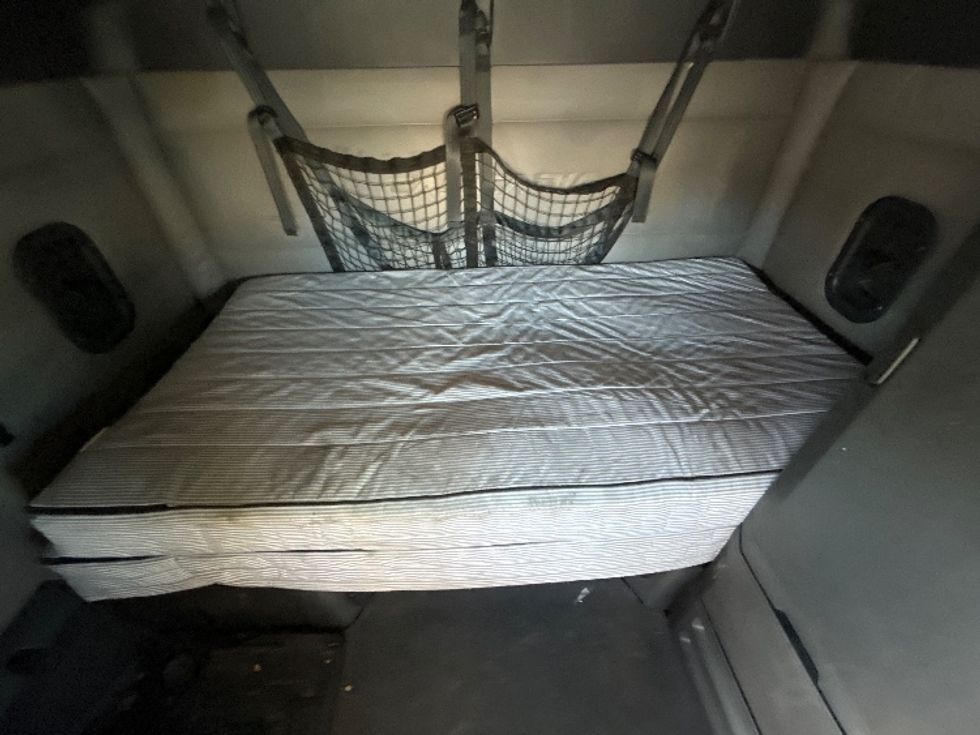 Sleeper Tractor-Heavy Duty Tractors-Freightliner-2020-T12664ST-Las Vegas-NV-767,149\n\t\tmiles-$ 38,750 - Image 17