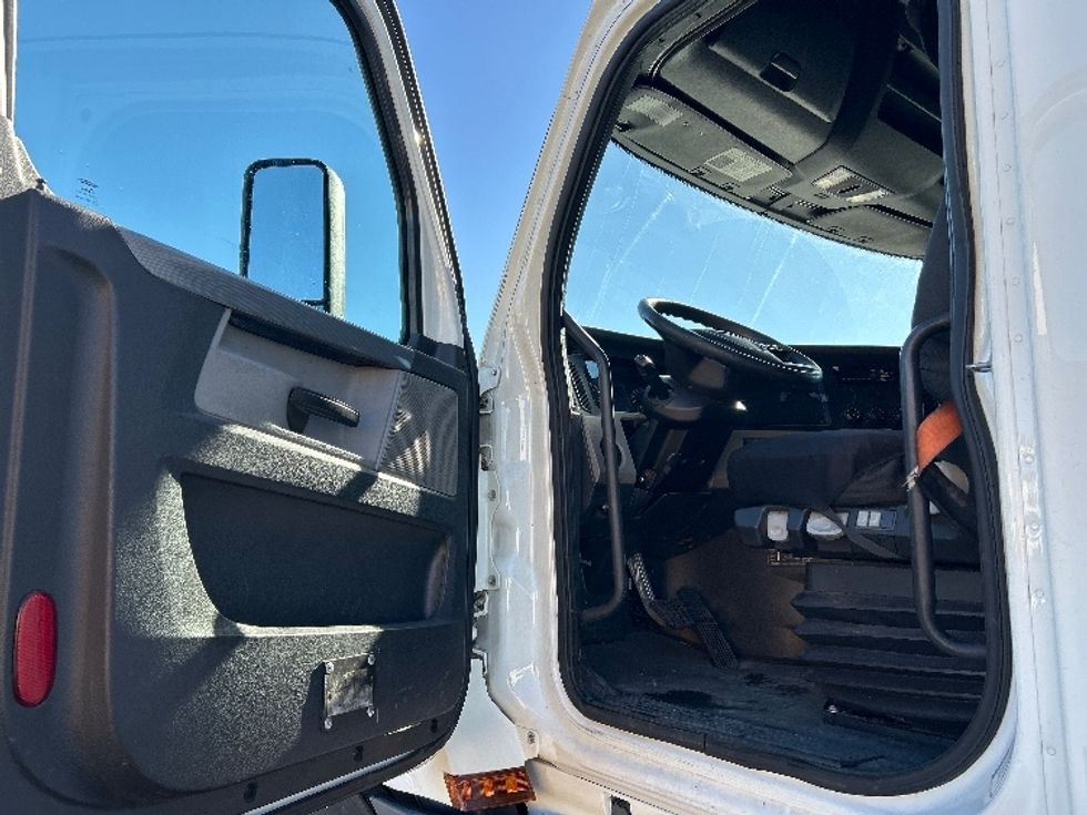 Sleeper Tractor-Heavy Duty Tractors-Freightliner-2020-T12664ST-Las Vegas-NV-767,149\n\t\tmiles-$ 38,750 - Image 9