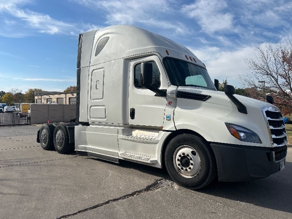 Sleeper Tractor-Heavy Duty Tractors-Freightliner-2020-T12664ST-Lenexa-KS-541,785\n\t\tmiles-$ 55,750 - Image 1