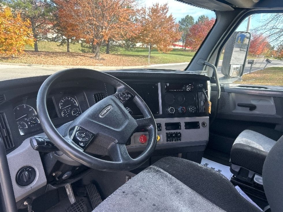 Sleeper Tractor-Heavy Duty Tractors-Freightliner-2020-T12664ST-Lenexa-KS-541,785\n\t\tmiles-$ 55,750 - Image 10