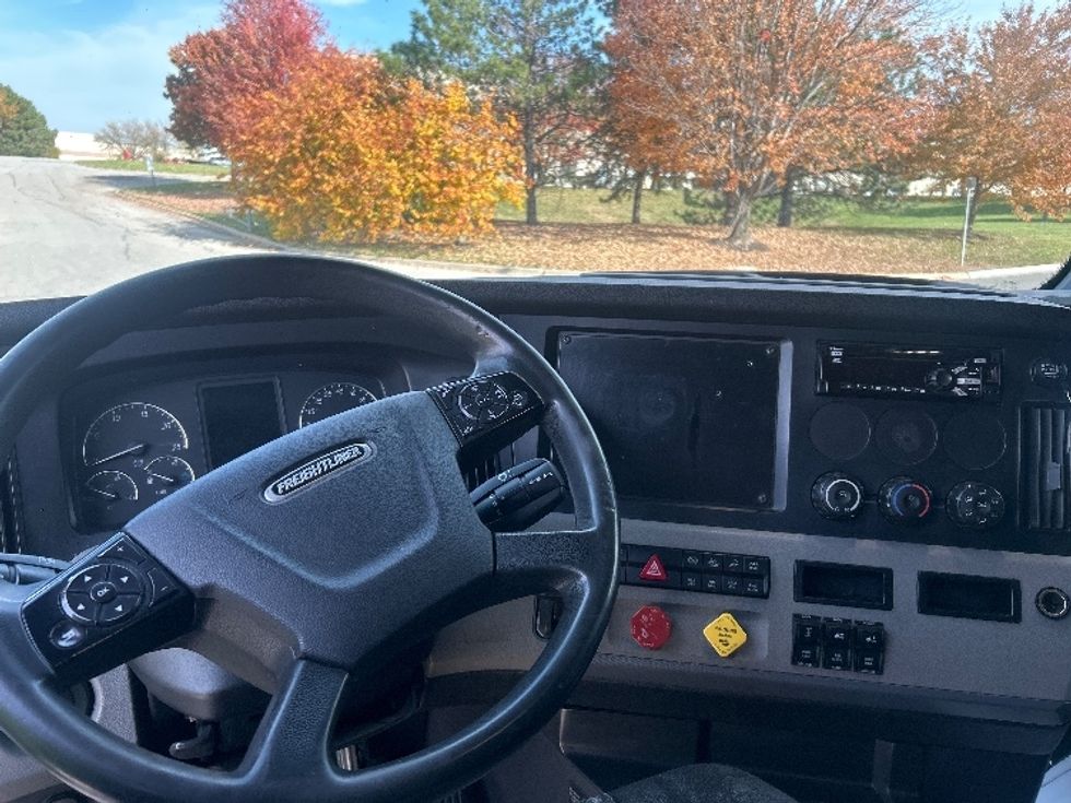 Sleeper Tractor-Heavy Duty Tractors-Freightliner-2020-T12664ST-Lenexa-KS-541,785\n\t\tmiles-$ 55,750 - Image 11