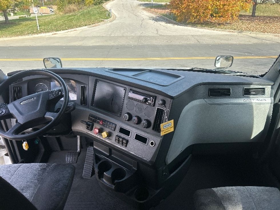 Sleeper Tractor-Heavy Duty Tractors-Freightliner-2020-T12664ST-Lenexa-KS-541,785\n\t\tmiles-$ 55,750 - Image 12