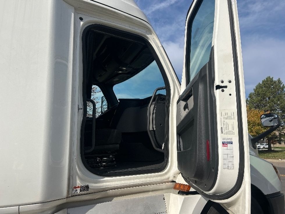 Sleeper Tractor-Heavy Duty Tractors-Freightliner-2020-T12664ST-Lenexa-KS-541,785\n\t\tmiles-$ 55,750 - Image 13