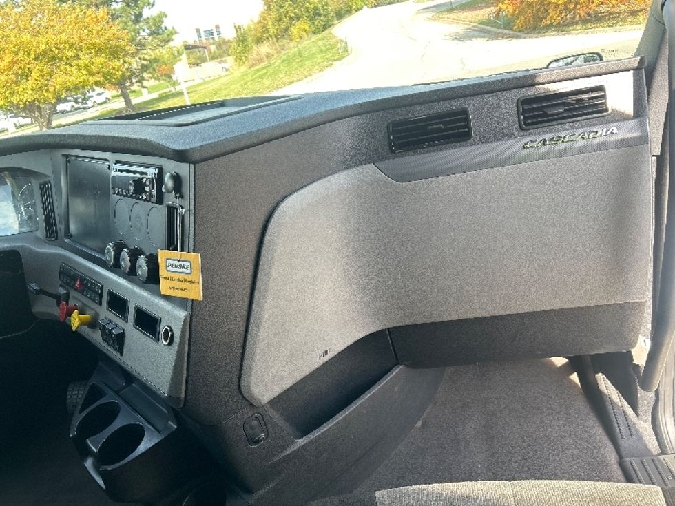 Sleeper Tractor-Heavy Duty Tractors-Freightliner-2020-T12664ST-Lenexa-KS-541,785\n\t\tmiles-$ 55,750 - Image 14