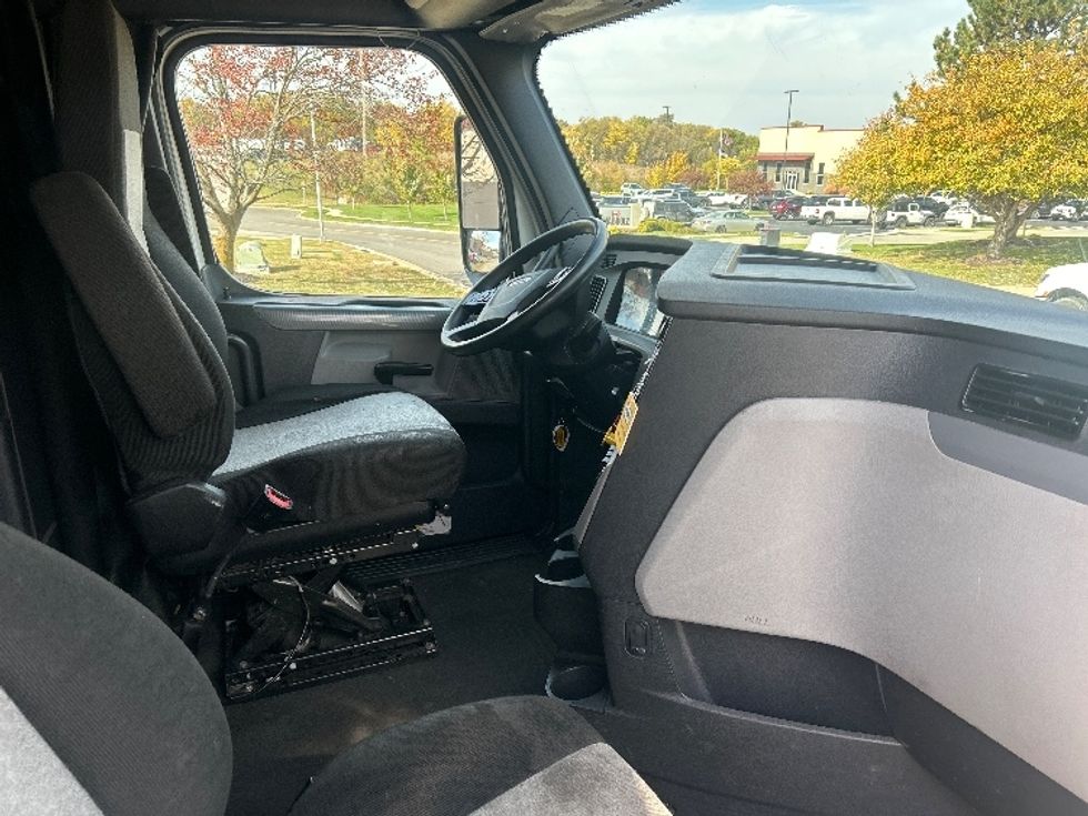 Sleeper Tractor-Heavy Duty Tractors-Freightliner-2020-T12664ST-Lenexa-KS-541,785\n\t\tmiles-$ 55,750 - Image 15