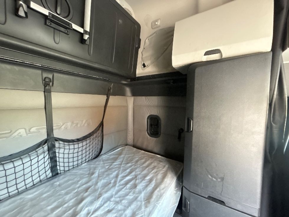 Sleeper Tractor-Heavy Duty Tractors-Freightliner-2020-T12664ST-Lenexa-KS-541,785\n\t\tmiles-$ 55,750 - Image 18