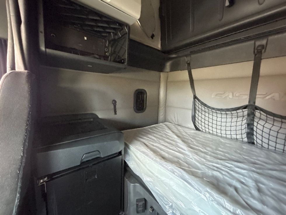 Sleeper Tractor-Heavy Duty Tractors-Freightliner-2020-T12664ST-Lenexa-KS-541,785\n\t\tmiles-$ 55,750 - Image 19